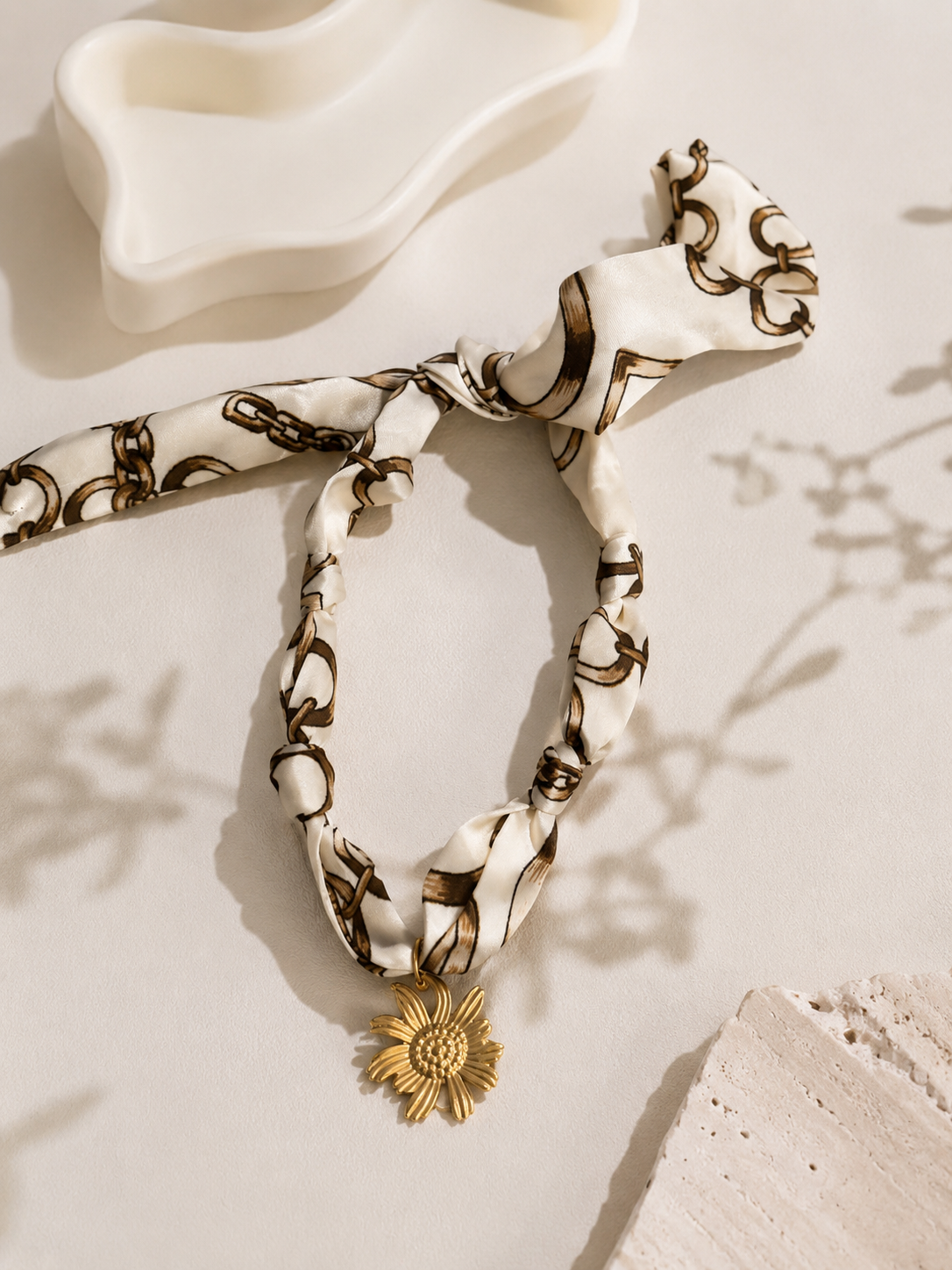 Collier fleur dorée acier inoxydable femme – bijou floral – vue 1