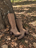 Bottes Jennifer camel posées près d’un arbre