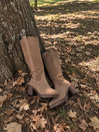 Bottes Jennifer camel posées près d’un arbre