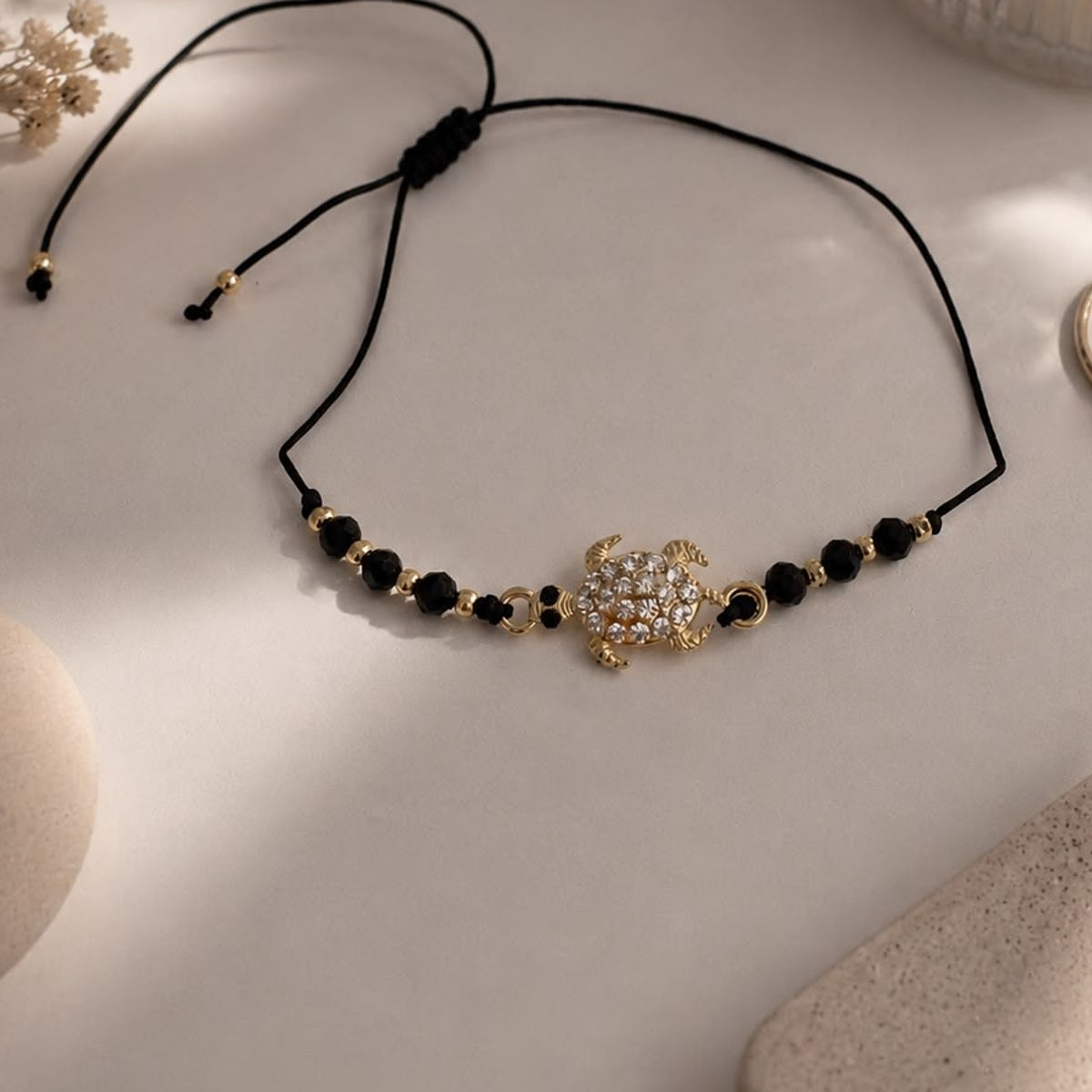 Bracelet Tortue noir – cadrage harmonisé
