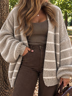 Gilet Naya beige et écru porté en extérieur