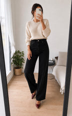 Jean Elise noir porté avec un pull beige