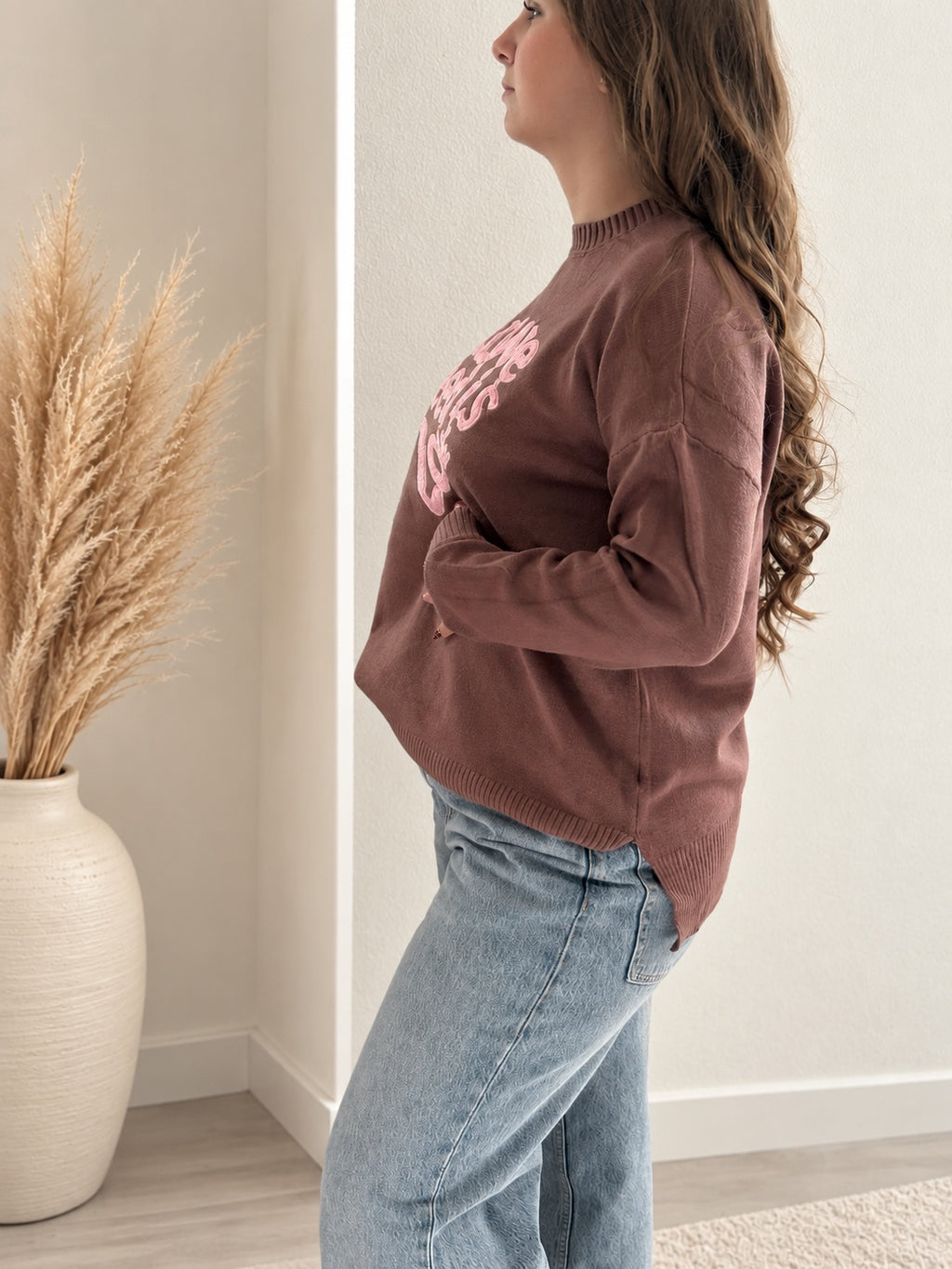 Pull Love marron - vue de profil
