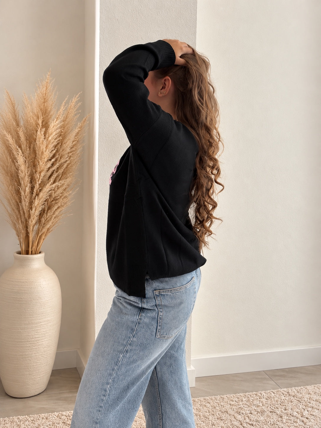 Pull Love noir - vue de profil