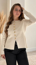 Pull Victoria beige à boutons dorés