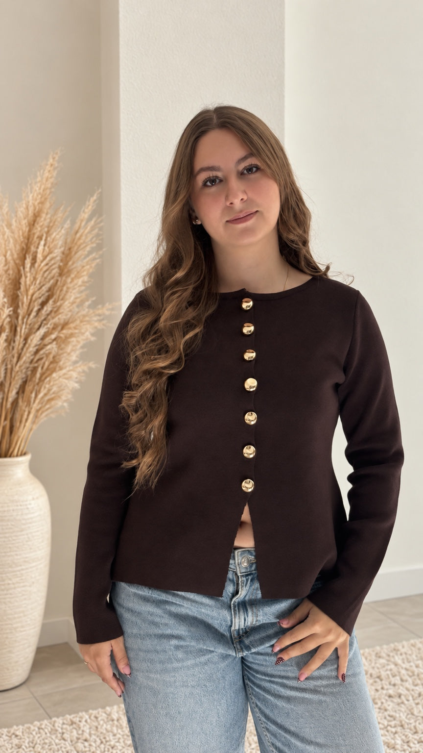 Pull Victoria marron à boutons dorés