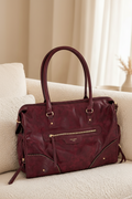 Sac Élégance bordeaux irisé grand format sur canapé crème